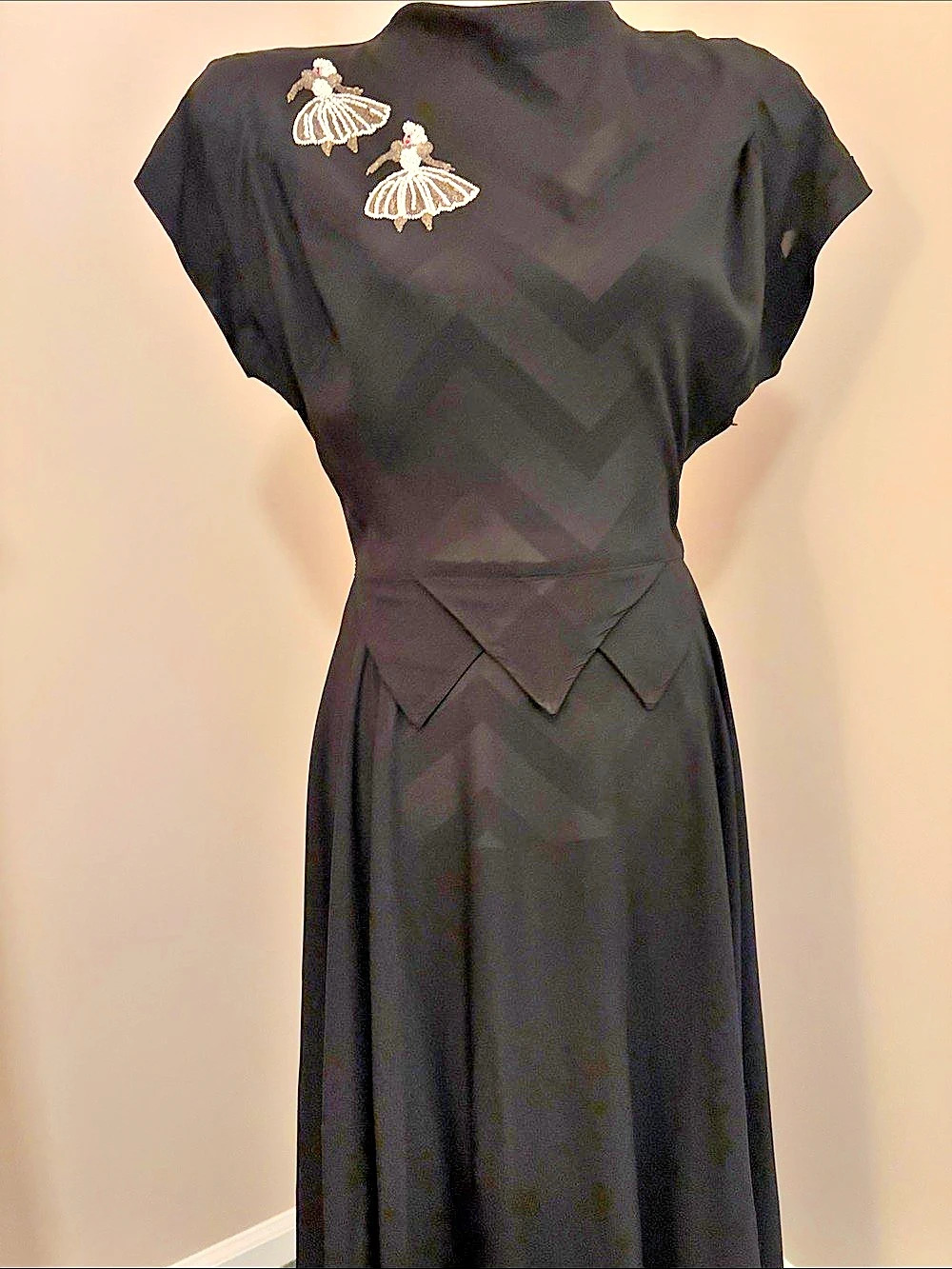 Rare 1940’s black rayon dancing dress. No label, size 4 - Picture 3 of 11